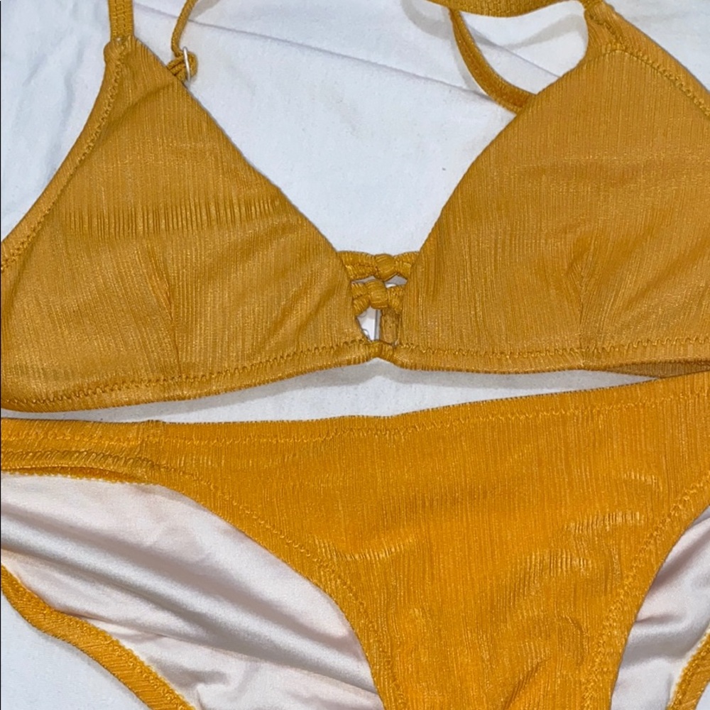 💛 Yellow swimsuit